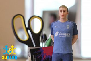 3D фигурка футболиста превью